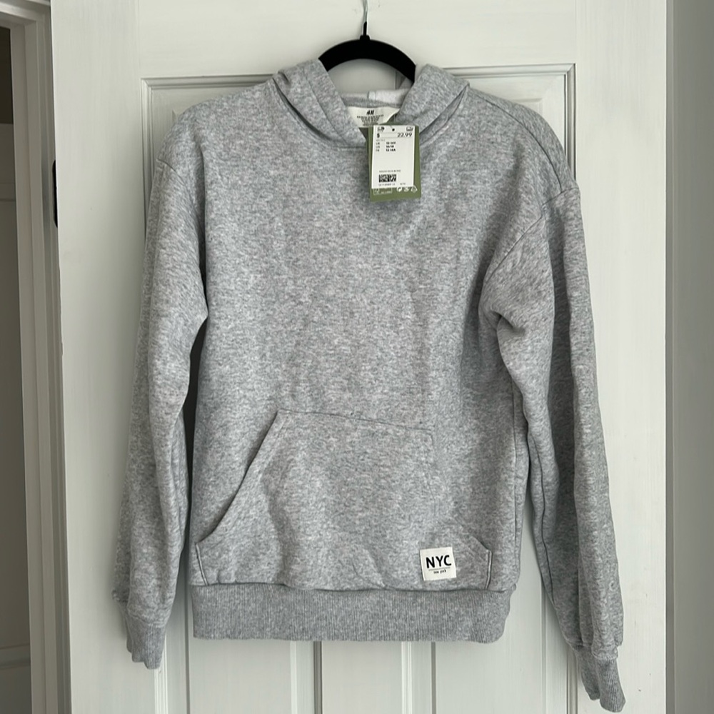 NWT gray H&M hoodie, never worn. Size 12-14 kids